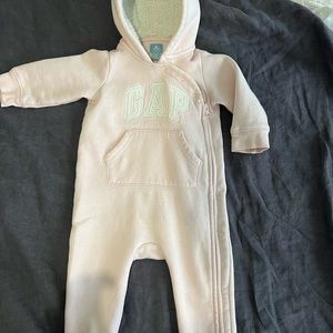 Gap sweatsuit 6-9 months